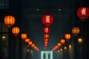 深紫色灯光下的客厅大屏，画面停在雨后街道的一组长镜头上