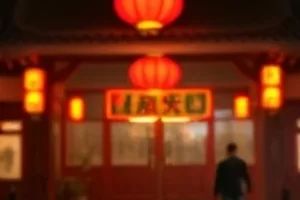 第三块砖剧照:拆到一半的砖墙露出夹层里的物件