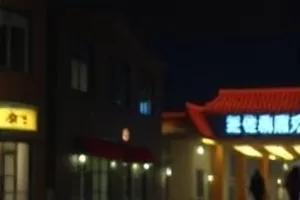 半盏灯剧照:旧厨房里亮着的一盏搪瓷台灯